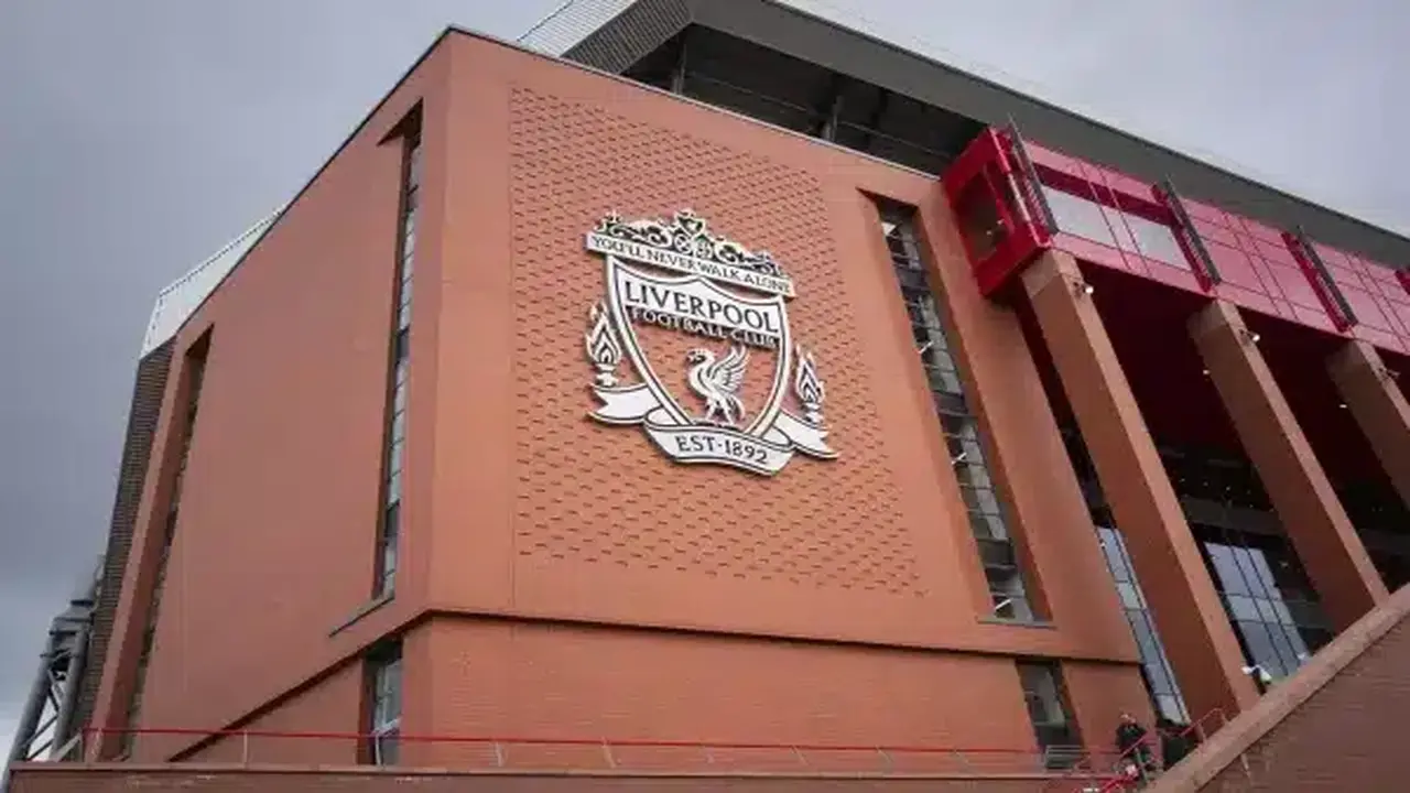 بديل مارك جيهي.. ليفربول يتحرك لضم مدافع واعد من الدوري الإنجليزي الممتاز